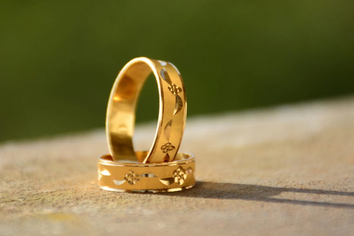 Gold Price Drops Today: Check Latest 22K & 24K Rates