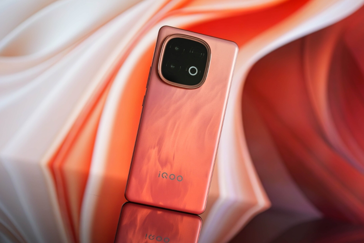 iQOO Z10 Turbo: Big Battery, Bigger Display: 144Hz